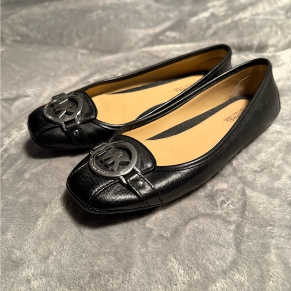 MICHAEL KORS Black Flats with Silver Logo size 6.5 U.S - Picture 3 of 6